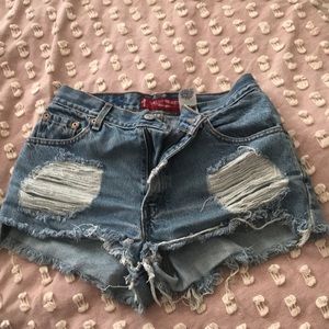 Levi’s 550 Distressed Cut Off Shorts